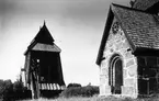 Klockstapel från 1600-talet vid Trönö kyrka.