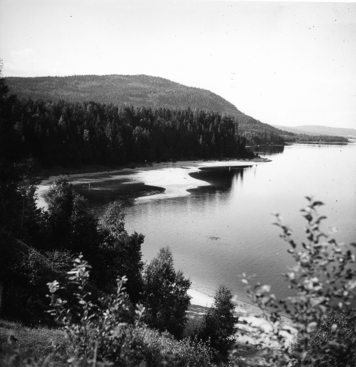 Orbaden vid Orsjön. Åsberget i fonden.