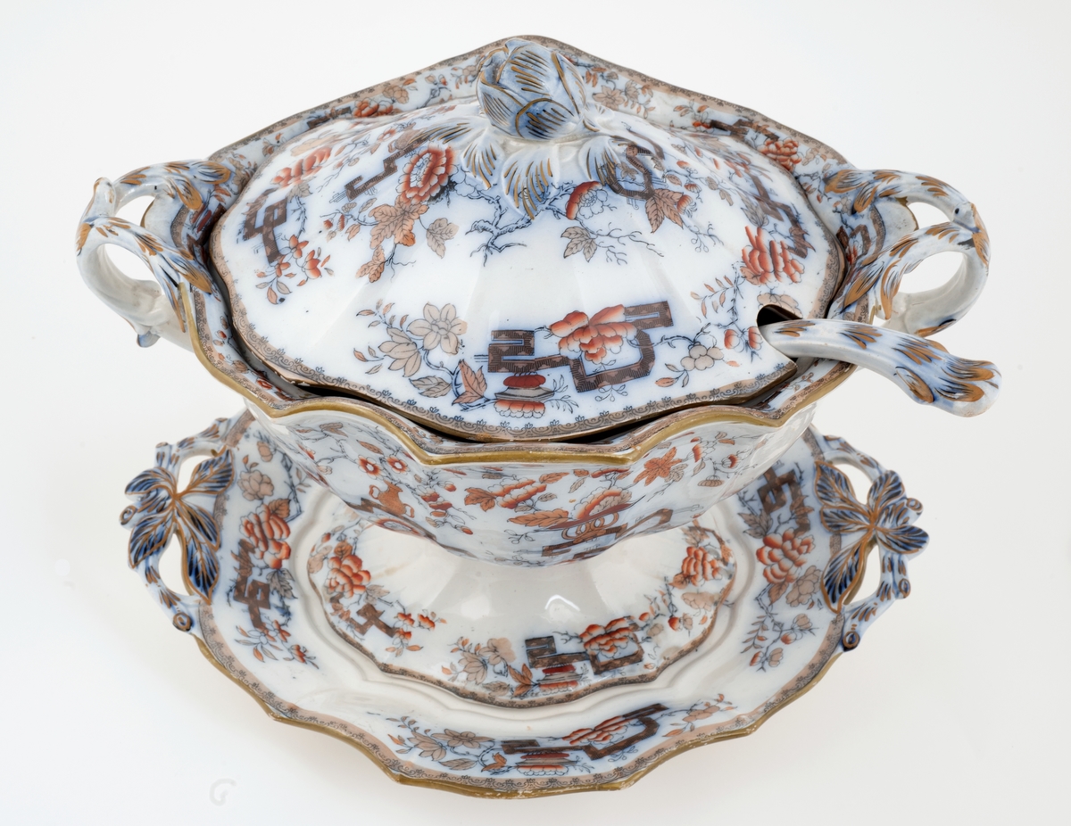 Suppeterrin med lokk, fat og øse.