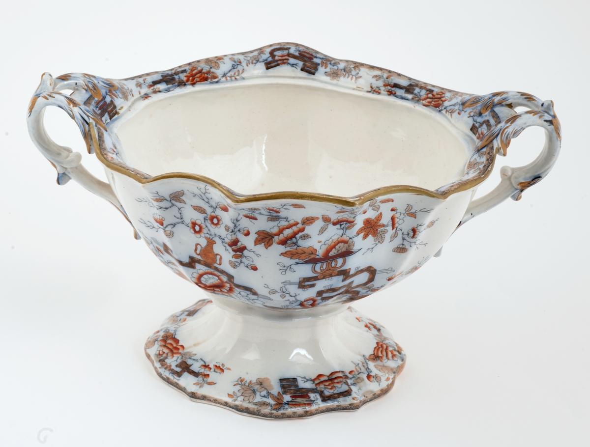 Suppeterrin med lokk, fat og øse.