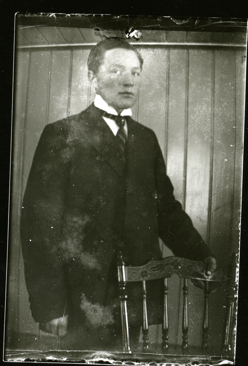 Ungdomsportrett av Olav Lundene.