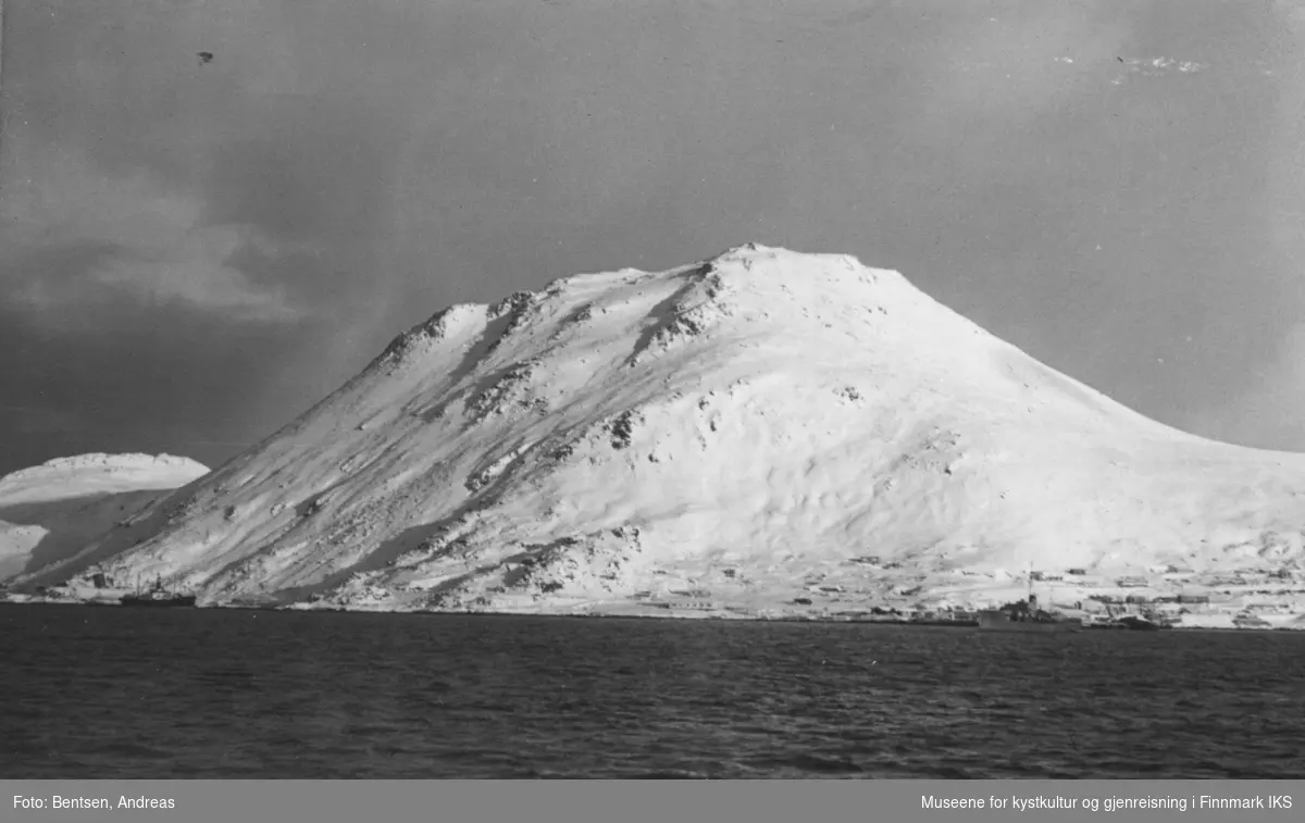 Gjenreisning. Blikk mot Storfjellet og deler av Honningsvåg.