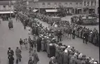 Barnens dag. Kortegen med karnevalsprinsessan i täten passerar över Larmtorget.