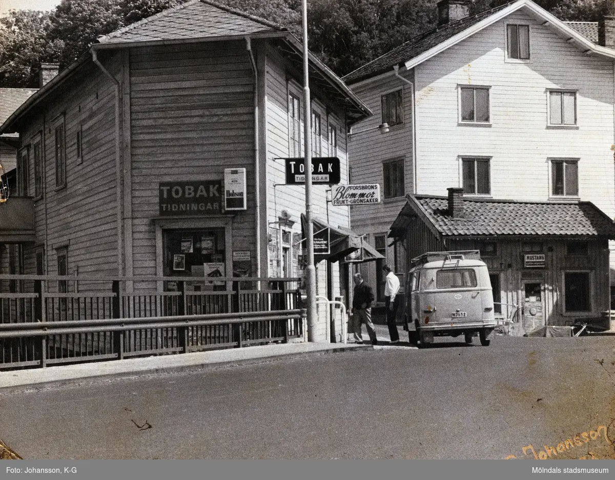 Forsebron i Mölndal, år 1973. Till vänster ses huset Götaforsliden 1-5 och till höger Roten M1.