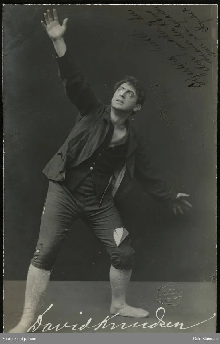 portrett, mann, skuespiller, rollebilde, tittelrollen i "Peer Gynt" på Den Nationale Scene, stående helfigur, kostyme