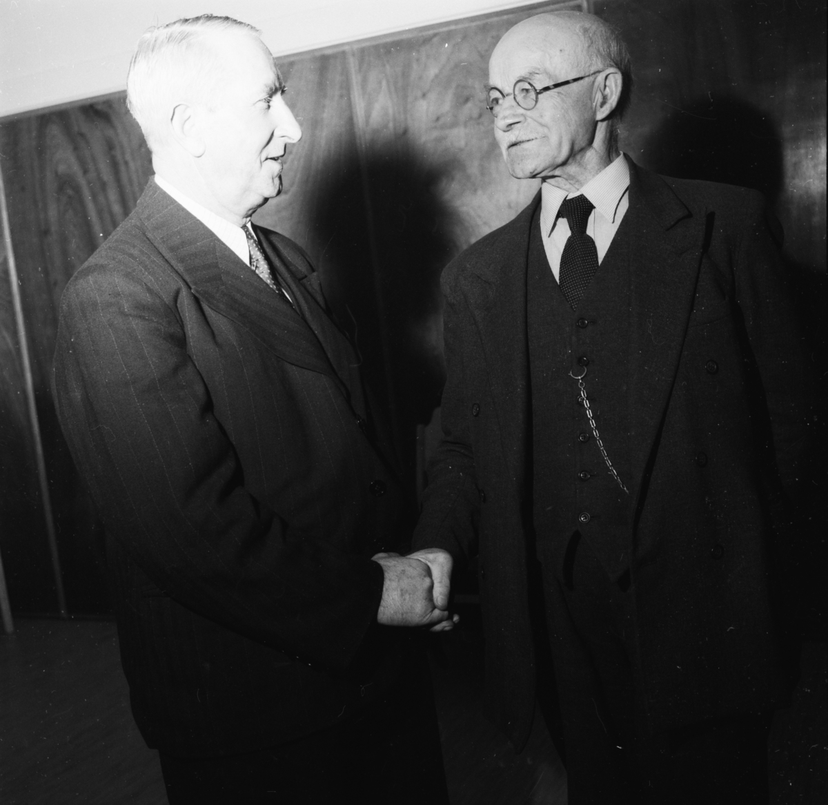 Vardens arkiv. "Gamle og nye formann i styret for Skiens Gamleheim. Johanes Jensen og Andreas Olsen" 13.01.1954