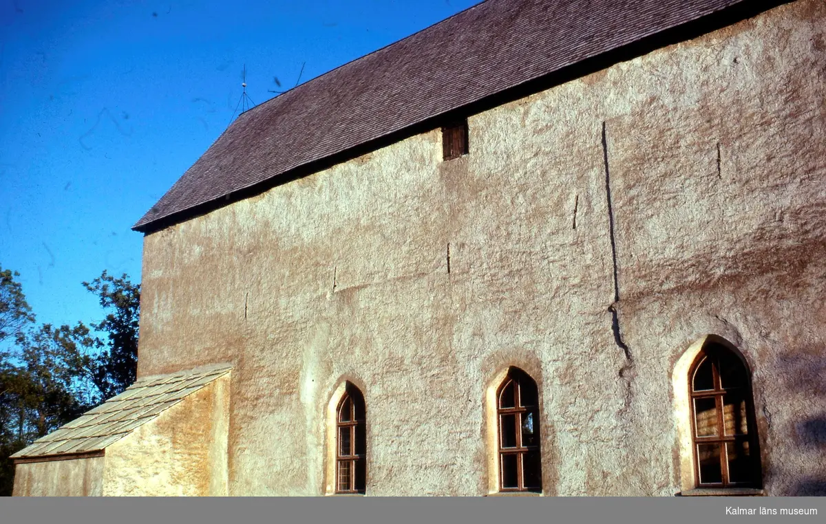 Källa ödekyrka eller Källa gamla kyrka är en relativt välbevarad kyrkoruin i Källa socken på Öland som ligger längs vägen till Källahamn. 
Namnet Källa socken finns belagt i skrift för första gången 1360. Socknen har fått sitt namn av en hednisk offerkälla, som vid kristendomens införande kristnades och helgades åt S:t Olof, sjöfararnas helgon. En källa i närliggande Källahamn brukar identifieras med den, men 1960 upptäcktes en raserad brunn i den nordvästra delen av kyrkogården. Kristendomen infördes under 1000-talets andra hälft, vilket bland annat framgår av ett par kristna runstenar.