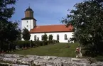 Stenåsa kyrka är en kyrkobyggnad i Växjö stift. Den är församlingskyrka i Hulterstad-Stenåsa församling.

När den nuvarande kyrkan i Stenåsa restaurerades 1956 påträffades rester av flera tidigare kyrkor under golvet. Den första kyrkan vars byggnadstid troligen var under 1000-talet var en träbyggnad. Denna ersattes under 1100-talet av en stenkyrka som byggdes i etapper med början av kor och absid i öster i anslutning till träkyrkans östra långhusgavel. Senare uppfördes ett nytt långhus av sten. Mitt i långhuset murades en kraftig pelare och på denna lät man västtornets östra mur vila. Vid 1200-talets mitt förlängdes kyrkan till dubbel längd med ett kor med rak östvägg .Koret var välvt med två kryssvalv. I koret fanns ett tredelat fönster med glasmålningar.

Under slutet av 1700-talet aktualiserades frågan om man skulle bygga om kyrkan eller bygga en helt ny. Kostnadsaspekten var allt annat än oväsentlig. Stenåsa var inte den enda församlingen där det tog tid innan slutligt beslut fattades. 1829 tog planen om ny kyrkobyggnad form. Arkitekt Samuel Enander vid Överintendentsämbetet gjorde upp ritningarna till en empirestils inspirerade kyrkobyggnad . Grundläggning ägde rum 1830 på den medeltida kyrkans plats. Kyrkbygget fullbordades 1831 av Petter Ekholm och Peter Isberg. Invigdes ägde rum 1838 och förrättades av kontraktsprost Pehr Dahlström.  Kyrkan som är byggd i kalksten består av ett långhus med rakslutande kor i öster samt sakristia i norr och torn i väster. Tornet avslutas av en åttakantig lanternin där kyrkklockorna har sin plats. Kyrkan har ingångar i väster och mitt på sydfasaden. Dörrarna blev kopparbeklädda 1956 .Interiören som är av salkyrkotyp präglas av trätunnvalvets rika dekormålningar som tillkom 1902.

(Uppgifterna är hämtade från WIkipedia)