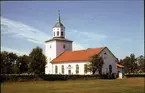 Bredsättra kyrka är en kyrkobyggnad i Växjö stift. Den är församlingskyrka i Köpingsviks församling.Efter en pennteckning 1634 av J.H. Rhezelius var den dåvarande medeltida kyrkan en typisk öländsk klövsadelkyrka med försvarstorn i väst och öst. Förutom långhuset som förband de båda tornen fans en liten korabsid i öster. Sydsidan var försedd med et vapenhus och på norrsidan i anslutning till östtornet hade en sakristia byggts. Vid kyrkogårdens sydöstra hörn stod en enkel klockstapel. Kyrkorummets inre var enligt Abraham Ahlqvists uppteckning försett med ett plant brädtak målat med änglar och andra motiv. Även kyrkväggarna var bemålade. Ahlqvist noterar att kyrkan var liten och trång, men tillräckligt upplyst av två fönster på den södra sidan och två mindre på norra. Under nuvarande kyrkans golv finns resterna av klövsadelkyrkan. Västtornet blev bevarat och ingår i den nuvarande kyrkan. I 