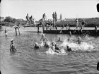 Badande barn i Fyrisbadet, Uppsala juli 1944