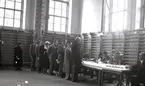 Röstning i handelsinstitutets gymnastiksal vid valet 1936.