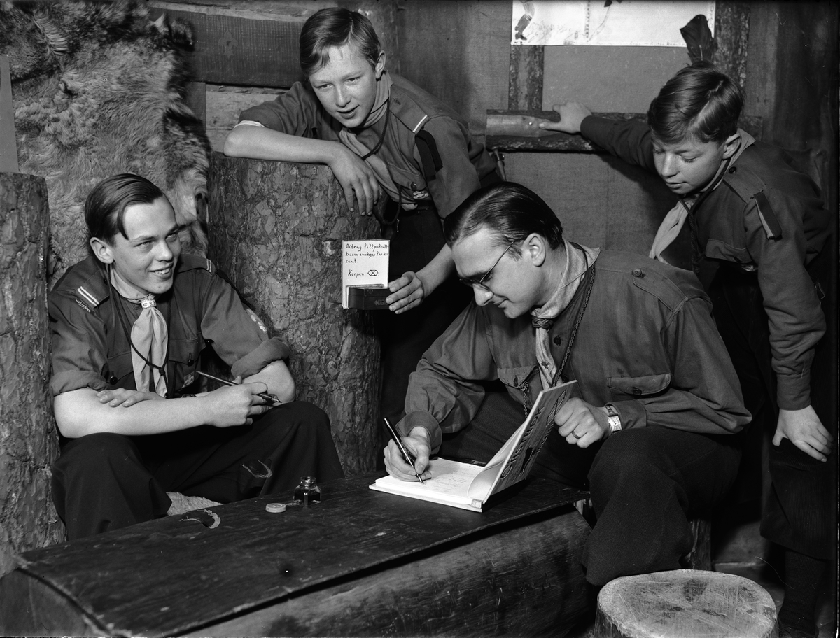 "Wasakåren i Upsala har jubilerat" - Lars Engvall, Rickard Ringmar, Stig Holm och Nils-Olov Nilsson i "Korpens patrullrum", KFUM-borgen, Uppsala mars 1942