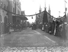 Kungen (Oscar II) kommer! Foto den 8 juli 1901. Gävle centralstation och Sjömanskyrkan.