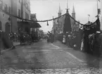 Kungen (Oscar II) kommer! Foto den 8 juli 1901. Gävle centralstation och Sjömanskyrkan.