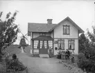 En och en halvplans vinkelbyggt bostadshus med glasad veranda. Tre personer framför byggnaden. Väderkvarn.
Mjölnaren Pettersson.
Personer på bilden, från vänster: Lilly Pettersson, 1898-1976 (gift Fahlander), Tore Pettersson 1911-1981, Elin Pettersson, 1874-1967, född Persdotter, Anders Petter Pettersson 1871-1940 och Ragnar Pettersson 1904-1980.