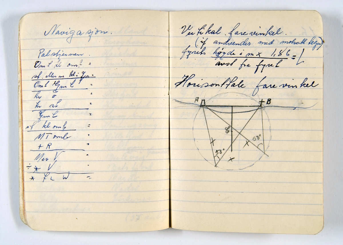 En notatbok med linjerte sider. Boken har permer av tynn papp og er stiftet i ryggen. I boken er det gjort utregninger knyttet til hastighet, navigasjon og matematiske utregninger knyttet til volum, flatemål m.m. Det er også lister med havner, romertall, fortegnelse over fridager og engelske gloser (tall).