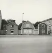 Vy från Södra vägen av de fastigheter i kvarteret Beckasinen som revs 1975.