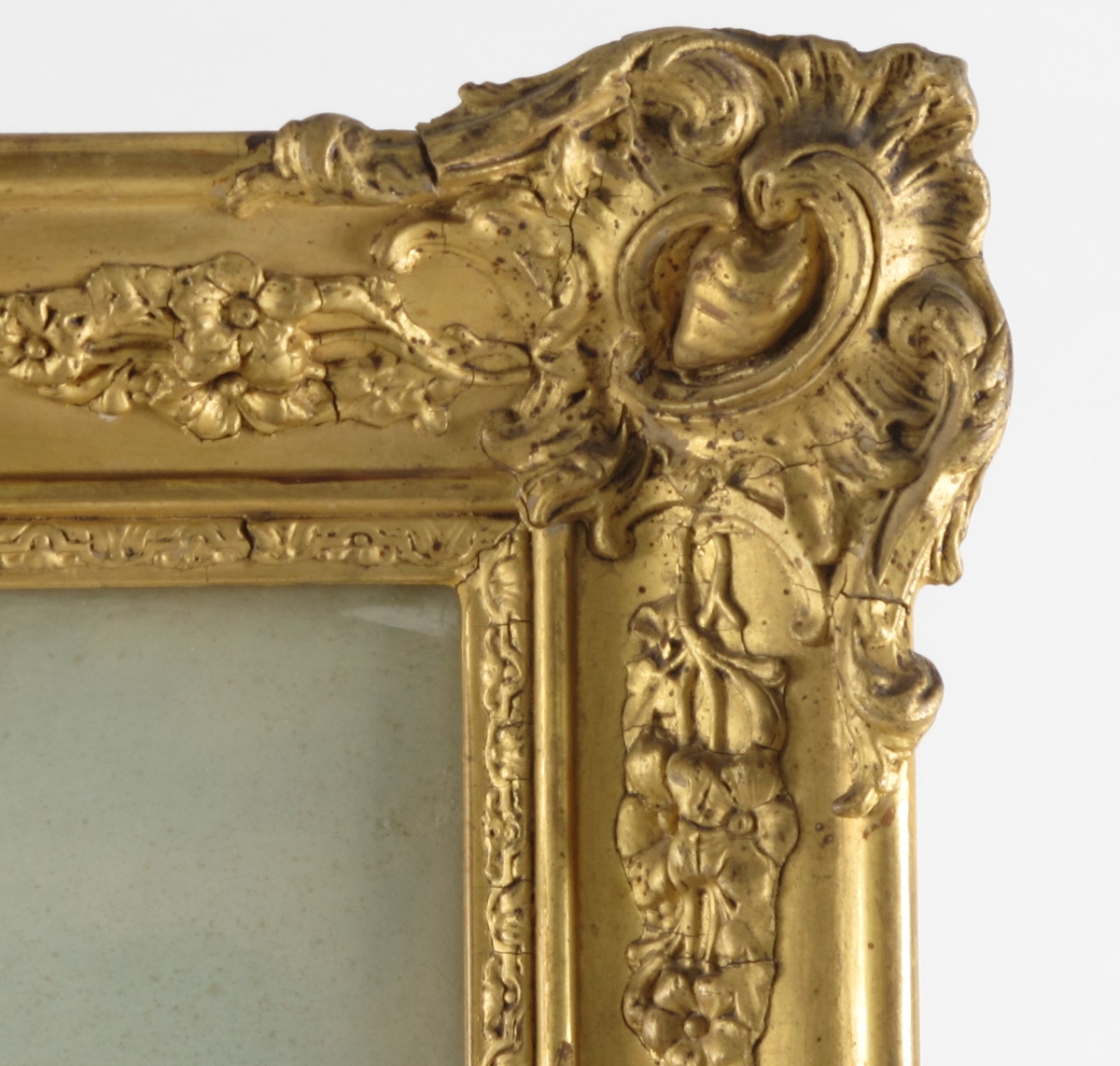 Bark Veritas af Arendal, ført av Capt. H. A. Andersen. For fulle seil mot høyre, unionsflagg  under gaffelen blå vimpel m. "Veritas" i hvitt, blått, rødt flagg m. N. 44  i hvitt felt. Sign. n. t. h. Tekst i marg under bildet.