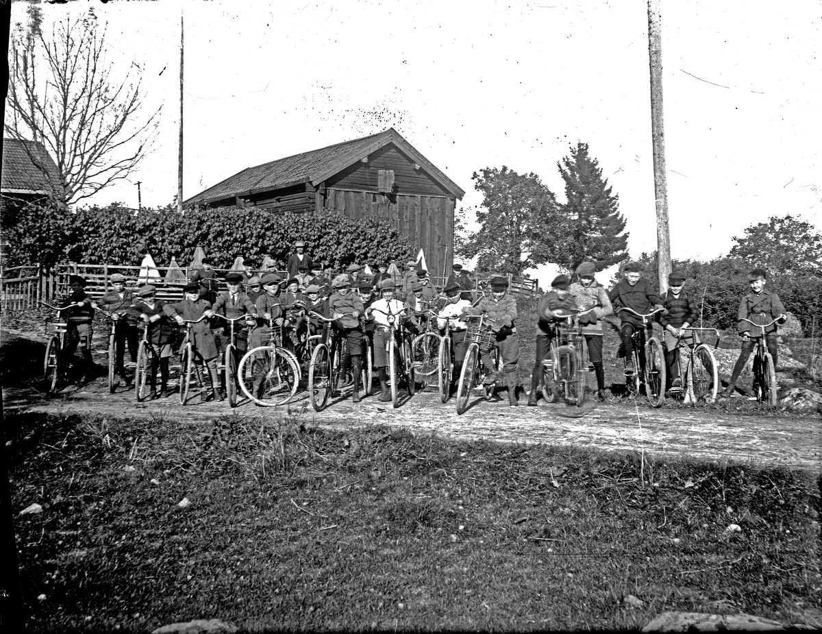 Cykelutflykt.
Fotograf okänd.