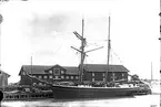 Skonaren Nicolina i Köpings hamn 1909.
Fotograf E Sörman.