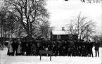 Häradsfältskjutning Köpings stad och Åkerbo skyttegille den 18  januari 1911. Skyttegillenas medlemmar fotograferade framför Gillsta gård, Bro. 
Fotograf E Sörman.