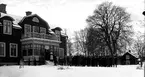 Häradsfältskjutning Köpings stad och Åkerbo skyttegille den 18  januari 1911. Skyttegillenas medlemmar fotograferade framför Gillsta gård, Bro. 
Fotograf E Sörman.