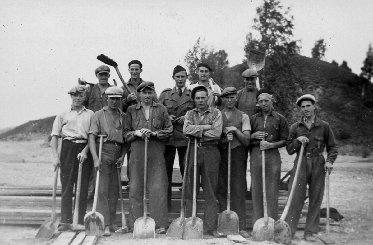 Samvetsömma, senare kallade vapenvägrare. Tjänstgör som rallare vid Ströbohög, 1937. I mitten Bernt Erici.