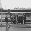 En gruppbild på personalen framför Bankerydshallen 1985.