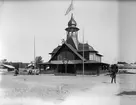 Gävleutställningen 1901. En industri- och slöjdutställning som arrangerades i samband med att det 19:e allmänna lantbruksmötet hölls i Gävle denna sommar. Byggnaden på bilden tillhörde Svenska mosskulturföreningen.