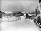 Gamla åbron vintertid. Gamla bron och vägen genom byn där den kom fram vid 