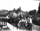 David Brundin köpte 1920-21 en tysk bil som hette Selve, en cabriolet med mässingstrålkastare och mässingskylare. Längst bak från vänster: David Brundin, Marta Brundin med dotter Margareta, Lilian Holmstedt och Davids halvsyster Hilma. Sören Brundin sitter vid ratten, därefter Davids syster Kerstin, Davids halvsyster Ester Hedman, ytterligare en syster Anna, framför henne Eva Brundin med en hundvalp och Karin Brundin. På cykel till höger syns Ingrid Brundin, som har Lisa Hedman som passagerare på cykeln. Nr 2 från höger längst fram är Adde Holmstedt och framför honom står John Hedman, som hade litografiskt tryckeri.