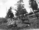 Elna Brundin på utflykt tillsammans med döttrarna Ingrid och Karin.