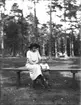 Elna Brundin med sonen Sören i Boulognerskogen, ca 1924.