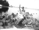 Familjen Brundin bodde sommartid i Harnäs, bilden är troligtvis härifrån. Eva sitter i knät på mamma Elna, därefter Ingrid och Karin.