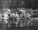 Här är en badbild tagen ute vid Harnäs. Elna Brundin längst till vänster, tredje från vänster dottern Ingrid, övriga okända.