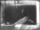 Elna Brundins mor Anna Larsdotter Olsson från Hemlinggrind med barnbarnet Ingrid år 1913.