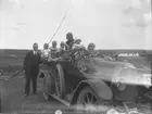 Bilutflykt. David Brundin vid ratten tillsammans med sina barn samt övriga okända personer. Bilen en Selve 1920-1921, ägare Brundin.