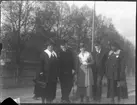 Elna Brundins syster Ingeborg med make Rickard Malmberg och troligen hans föräldrar till vänster.