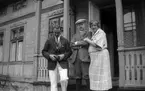 Elna Brundins syster Ingeborg och hennes halvbror Simon Åkerlöf. Mannen till vänster är förmodligen Ingeborgs make, Rickard Malmberg. Foto år 1922.