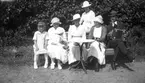 David Brundin med dragspelet. Övriga personer från vänster: okänd, Ingeborg Malmberg med Sören Brundin i knät, Elisabet (Lisa) Olsson och Elna Brundin. Kvinnan som står bakom okänd. Foto 1923.