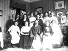 Familjebild med David och Elna Brundins släktingar. Anders Johan Brundin, Davids far, sitter i mitten längst fram, till höger om honom Anna Larsdotter Olsson, Elnas mor. Till höger om henne Elnas syster Gertrud. Bakom henne står Ingeborg och Naemi, också systrar till Elna. Mannen bakom dom är troligen en uppvaktande kavaljer till Ingeborg. Därefter kommer Anna Larsson och Erik Rynning från Hemlinggrind och framför dom står Nils Rynning, också en kusin till Elna från Hemlinggrind. Till vänster om dom står Elna och David samt Davids halvsyster Ester. Männen längst till vänster är Davids bror Josef och två ingifta, John Hedman och Adde Holmstedt, båda litografer. Framför Adde, alltså längst ner till vänster, står hans hustru Hildur. Vid sin vänstra sida har Anders Johan sin hustru Kerstin från Rättvik. Hon hette som ogift 