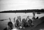 En bild från Rullsand. Längst till höger Sören Brundin som betraktar dom fyra flickorna från vänster: Lilian Holmstedt, Eva och Karin Brundin samt kusinen Lisa Kruse, född Hedman. Foto ca 1928.