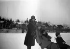 En bild från södra koloniträdgården, från vänster: hembiträdet Ester, Karin, Eva och Sören Brundin på sparkutfärd.