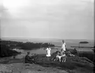 Utflykt med chauffören Anger. Familjen sitter på berget vid Söderhamns skärgård. Foto 1926.