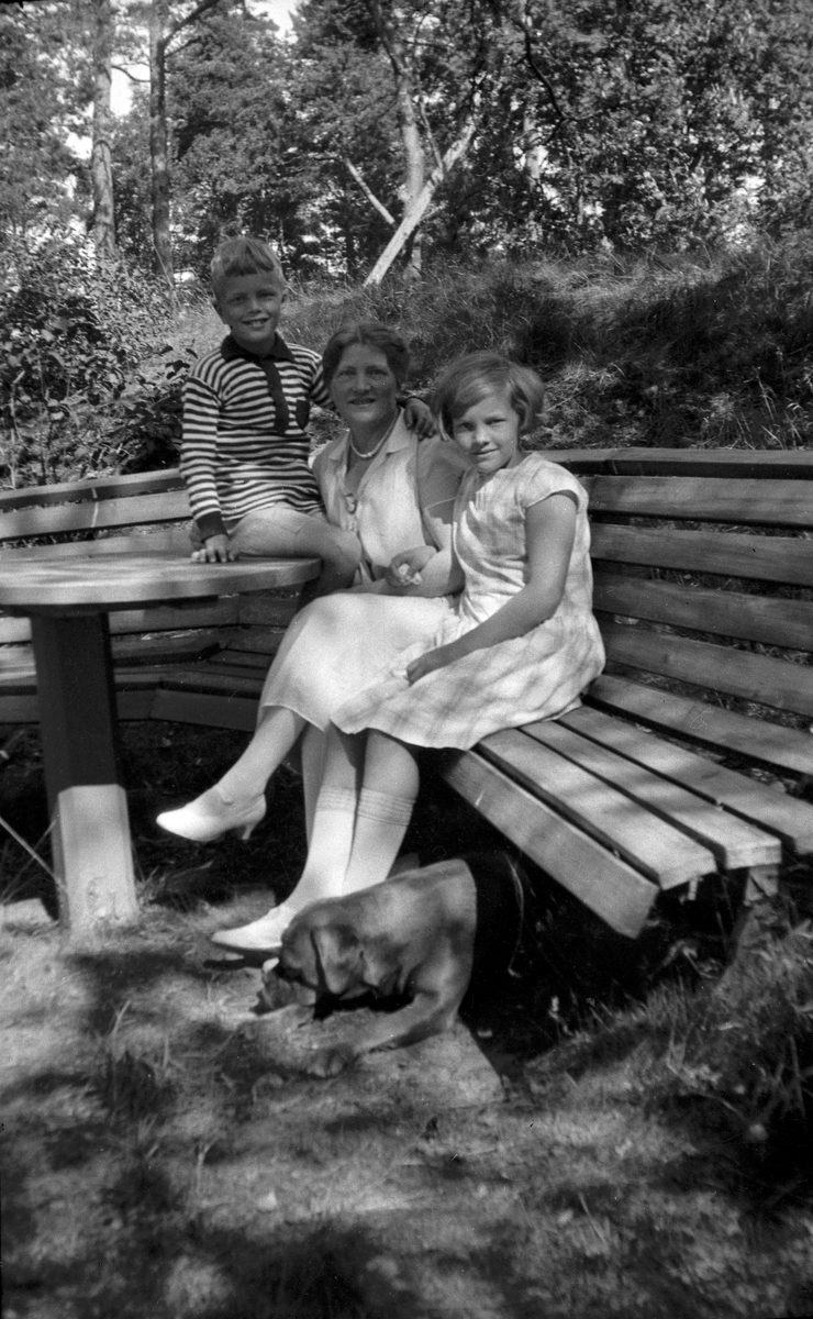 Elna Brundins syster Gertrud Nordgren med barnen Märta och Lars samt deras hund.