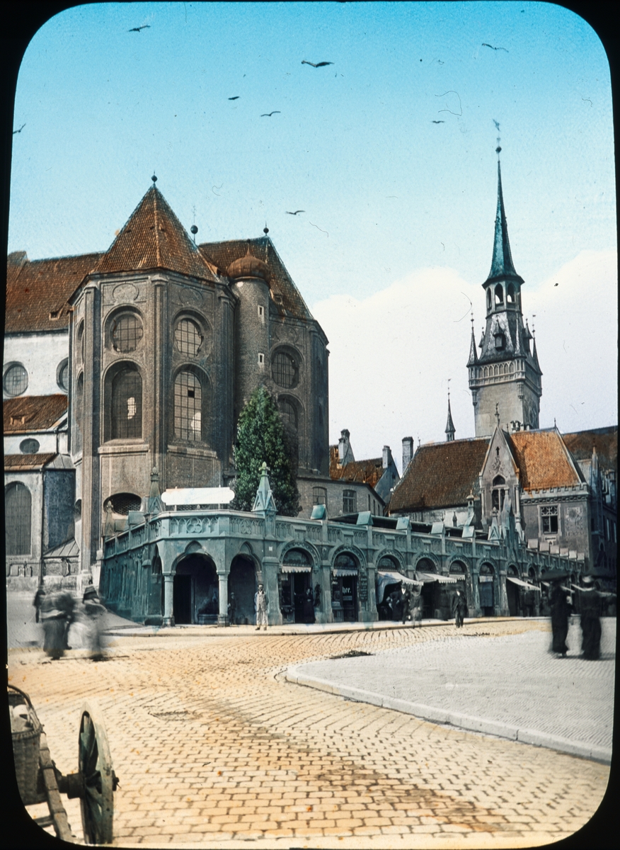 Kolorerad skioptikonbild av York & Son, London 1890-tal.
"Munich - The old and new churches" ur bildserien France to Buda Pesth.