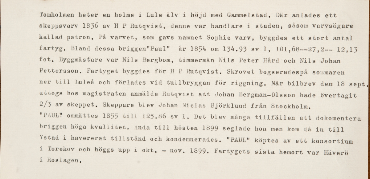 Förande unionsflagg på gaffeln, namnvimpel på stortoppen  och rederiflagg på förtoppen.
