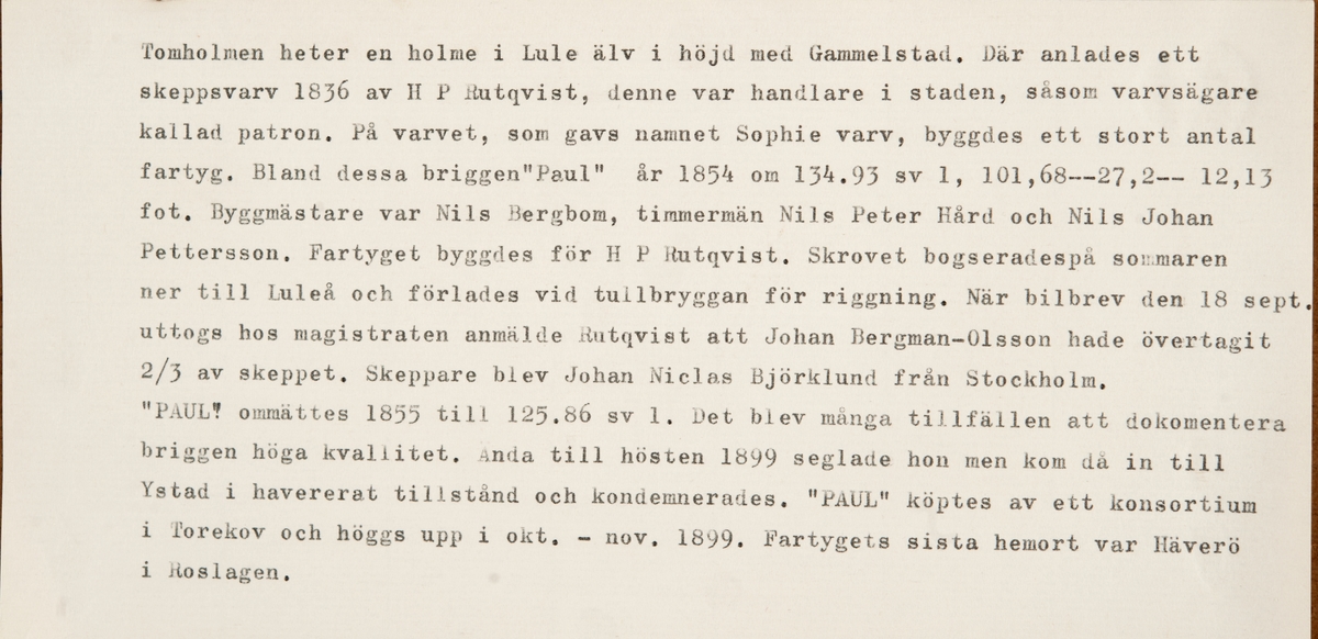 Förande unionsflagg på gaffeln, namnvimpel på stortoppen  och rederiflagg på förtoppen.