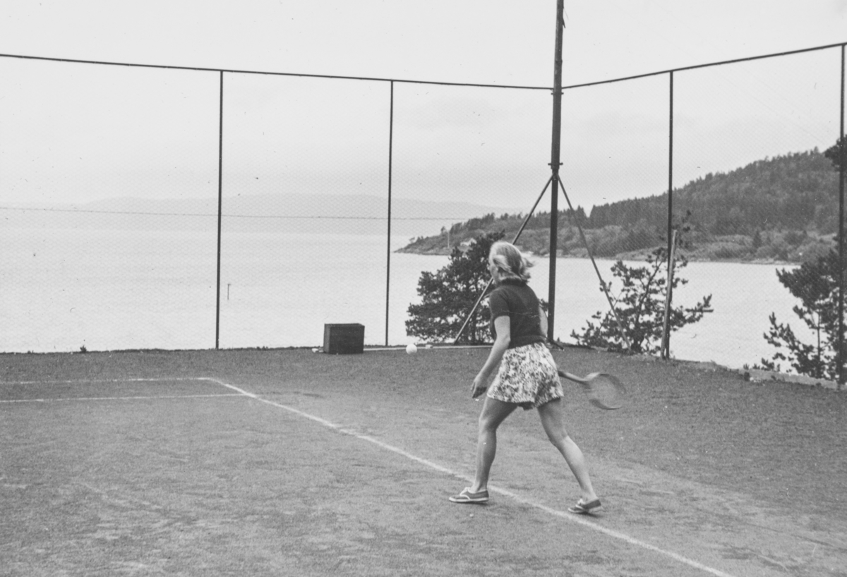 Liv og Leif-Erik Bech spiller tennis i Son i juli 1940.