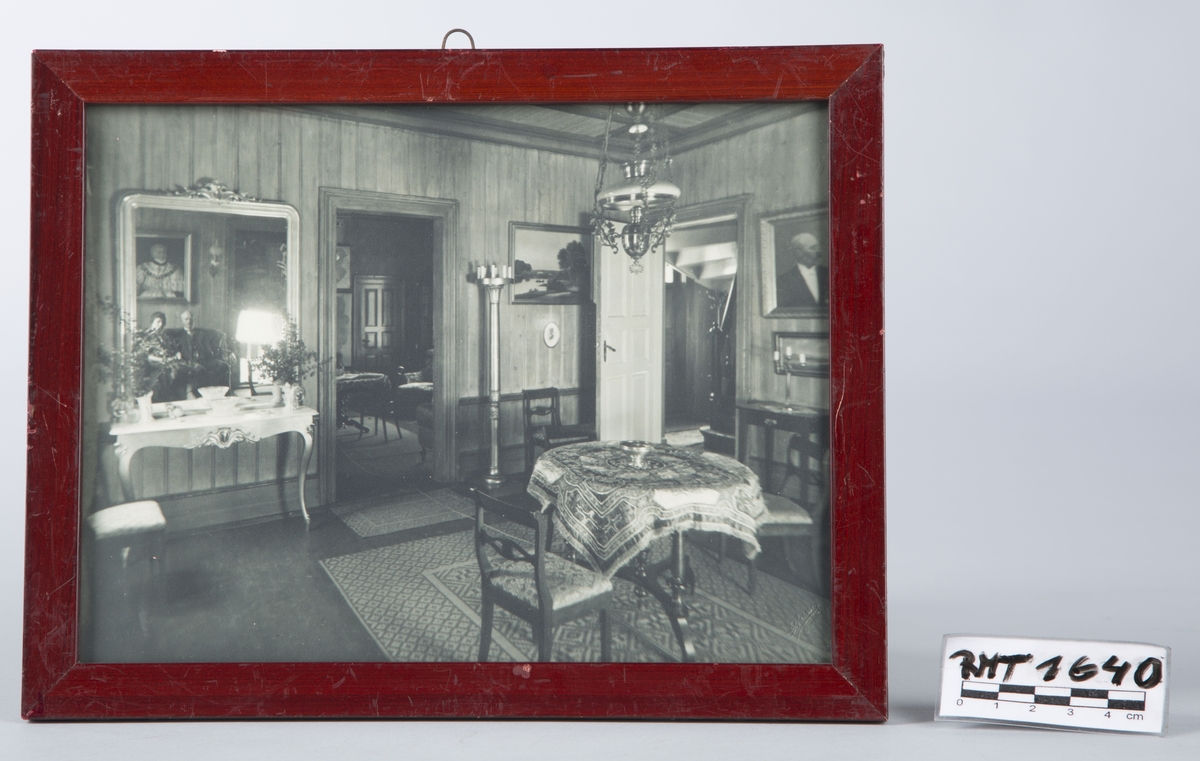 Fotografi av entreen (rom 103) i Hovedbygningen på Ringve gård.